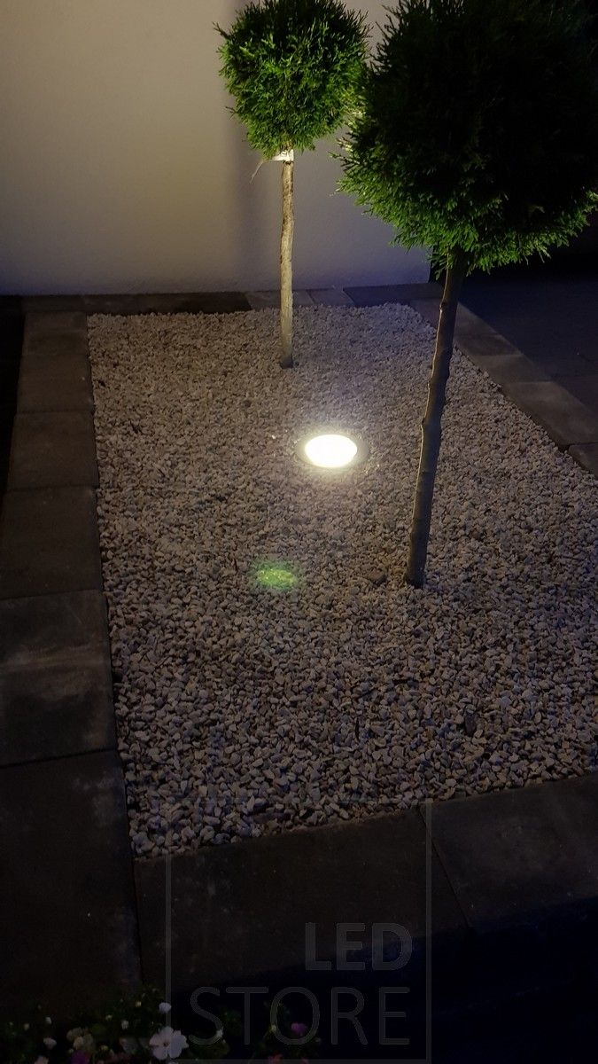 LED maavalo valaistuna ulkona.